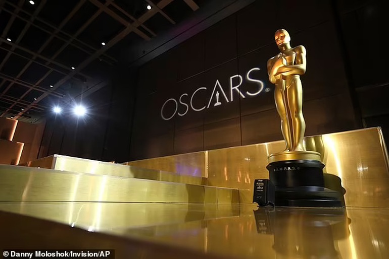 Oscar 2022: Vừa đánh người, Will Smith giành luôn tượng vàng - 1