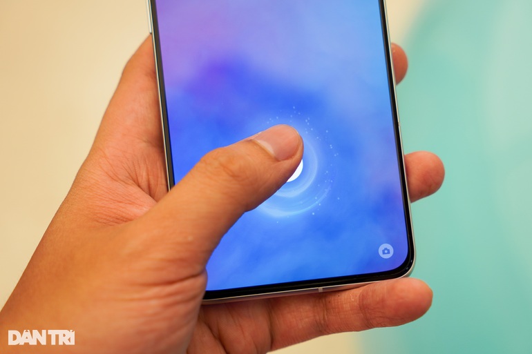 Cận cảnh smartphone đầu tiên có ống kính mắt cá - 3 Cận cảnh smartphone đầu tiên có ống kính mắt cá - 3