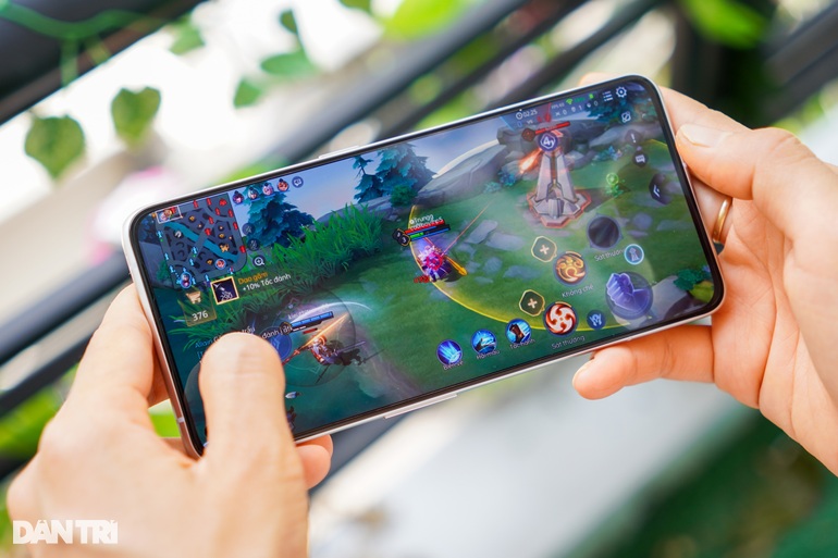 Cận cảnh smartphone đầu tiên có ống kính mắt cá - 7 Cận cảnh smartphone đầu tiên có ống kính mắt cá - 7
