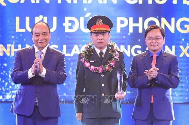 The President presents the Typical Young Vietnamese Face Award in 2021 - 1