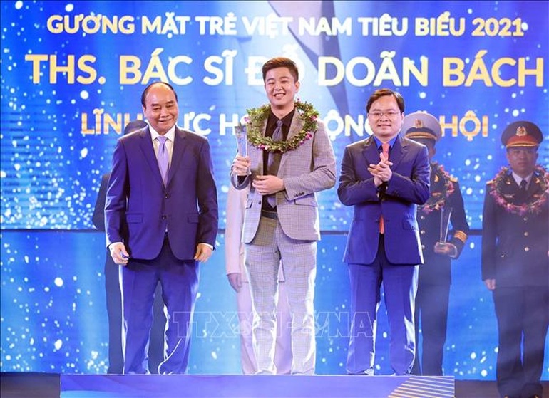 The President presents the Typical Young Vietnamese Face Award in 2021 - 2