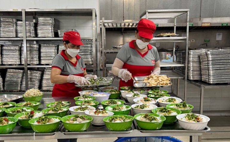 Bữa sáng 4.000 đồng hỗ trợ người lao động thời bão giá - 3 Bữa sáng 4.000 đồng hỗ trợ người lao động thời bão giá - 3