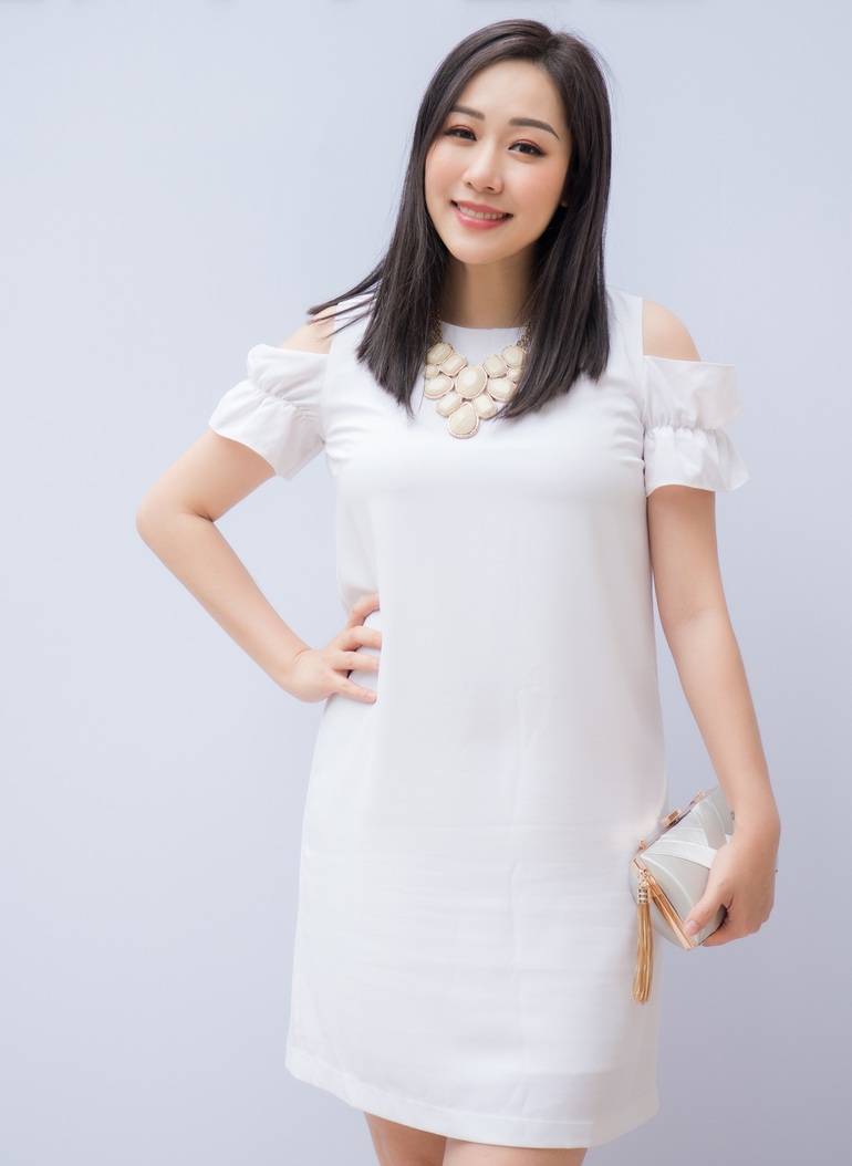 Giữa tin đồn hẹn hò thiếu gia, Đỗ Mỹ Linh bất ngờ đi xem váy cưới - 4 Giữa tin đồn hẹn hò thiếu gia, Đỗ Mỹ Linh bất ngờ đi xem váy cưới - 4