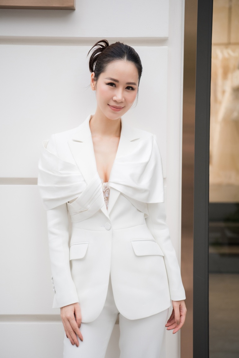 Giữa tin đồn hẹn hò thiếu gia, Đỗ Mỹ Linh bất ngờ đi xem váy cưới - 5 Giữa tin đồn hẹn hò thiếu gia, Đỗ Mỹ Linh bất ngờ đi xem váy cưới - 5
