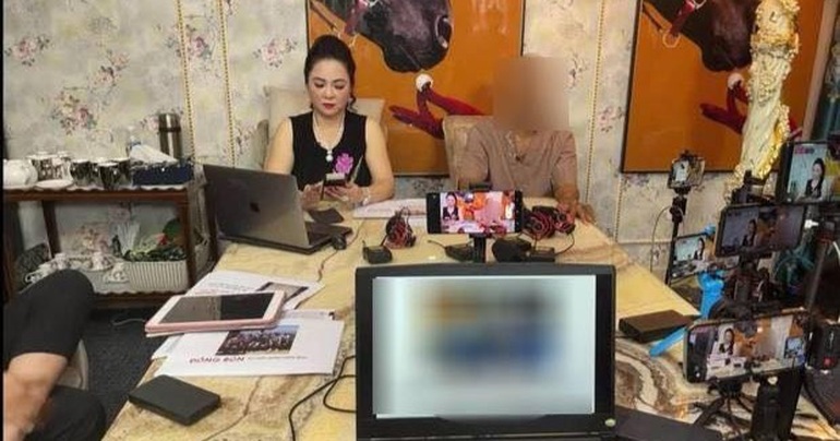 Công an mời ê-kíp của bà Phương Hằng đến làm việc - 1 Công an mời ê-kíp của bà Phương Hằng đến làm việc - 1