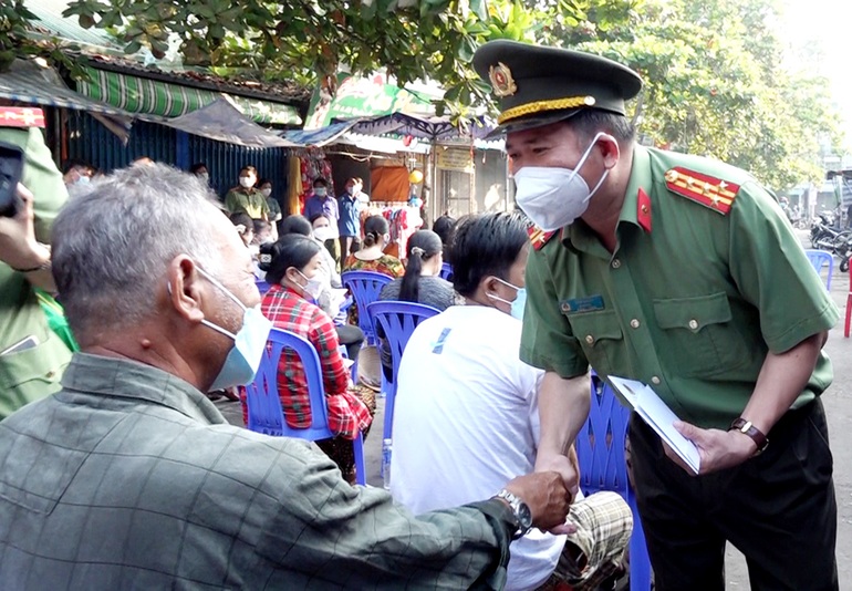 An Giang hỗ trợ tiểu thương bị thiệt hại trong vụ cháy trung tâm thương mại - 4 An Giang hỗ trợ tiểu thương bị thiệt hại trong vụ cháy trung tâm thương mại - 4