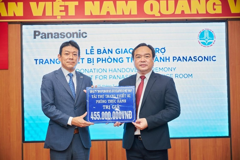 Panasonic Life Solutions Việt Nam tài trợ thiết bị thực hành cho sinh viên - 1