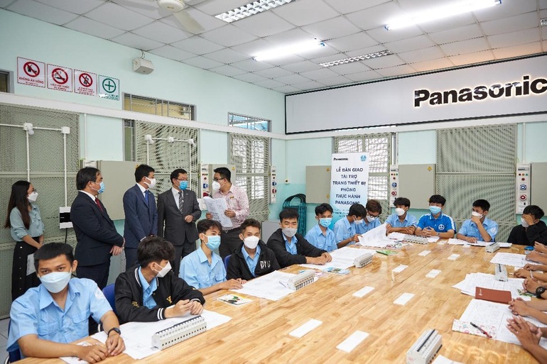 Panasonic Life Solutions Việt Nam tài trợ thiết bị thực hành cho sinh viên - 4