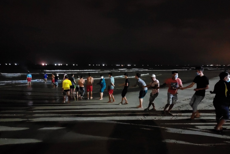 5 du khách tắm biển Đà Nẵng bị sóng cuốn trôi, một người chết đuối - 1