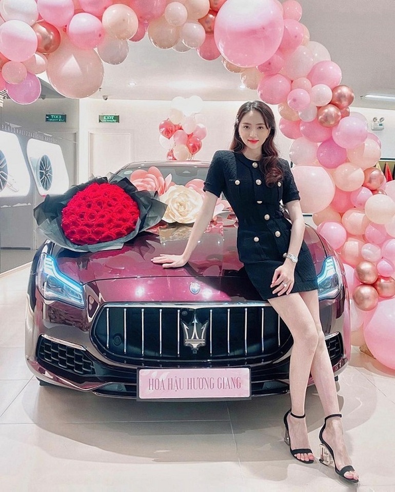Chân dài đi xe 70 tỷ đồng và loạt mỹ nhân Việt gây choáng bởi xe sang - 5 Chân dài đi xe 70 tỷ đồng và loạt mỹ nhân Việt gây choáng bởi xe sang - 5
