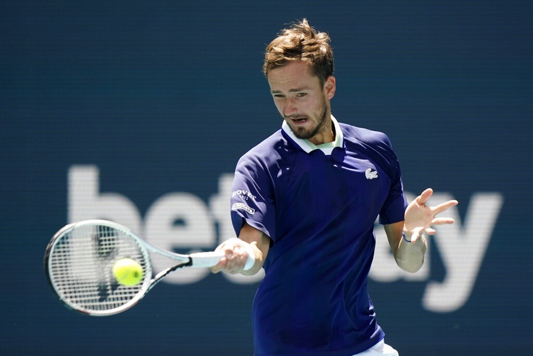 Medvedev đi tiếp ở Miami Open sau 85 phút thăng hoa - 1