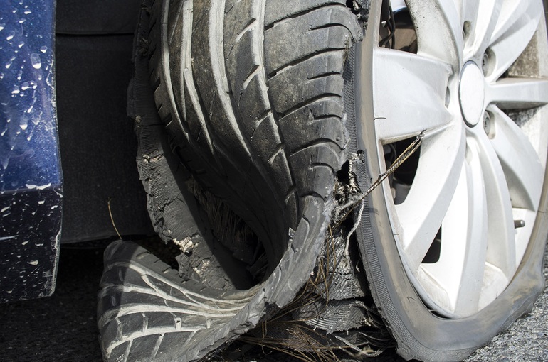 Ô tô bị nổ lốp trên đường cao tốc: Nguyên nhân và cách phòng tránh - 2
