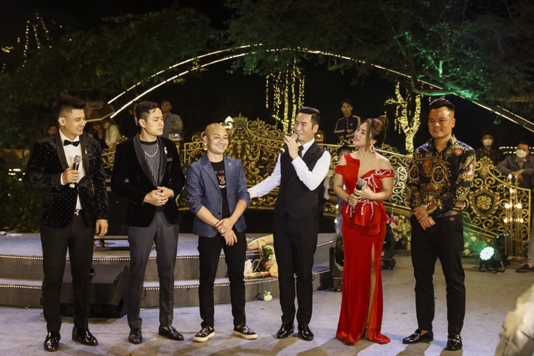 Thương vợ lăn lộn 12 giờ/ngày, đại gia buôn lợn làm đám cưới bạc khủng - 3 Thương vợ lăn lộn 12 giờ/ngày, đại gia buôn lợn làm đám cưới bạc khủng - 3