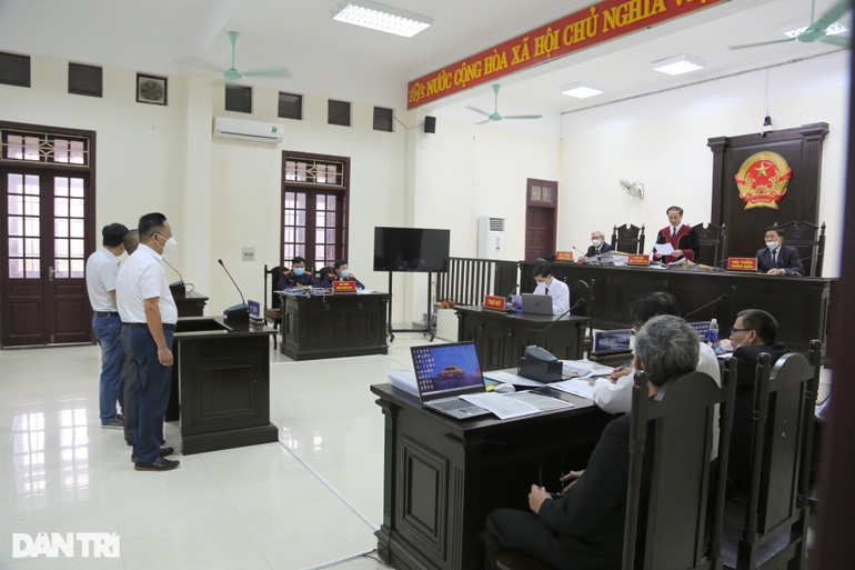 Đang xét xử cựu nhà báo, cựu công an bôi nhọ danh dự lãnh đạo tỉnh - 2 Đang xét xử cựu nhà báo, cựu công an bôi nhọ danh dự lãnh đạo tỉnh - 2