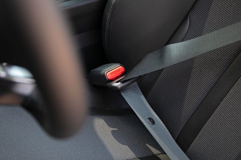 Bạn có cài dây an toàn khi ngồi ghế sau ô tô không? - 1