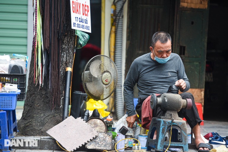 Làm nghề nhận đồ cũ, trả đồ mới, ông bố nuôi con thành y tá, diễn viên - 4