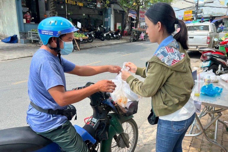 Cô gái nghèo ngày ngày đi xin sữa, chắt chiu tiền làm từ thiện giữa Sài Gòn - 1