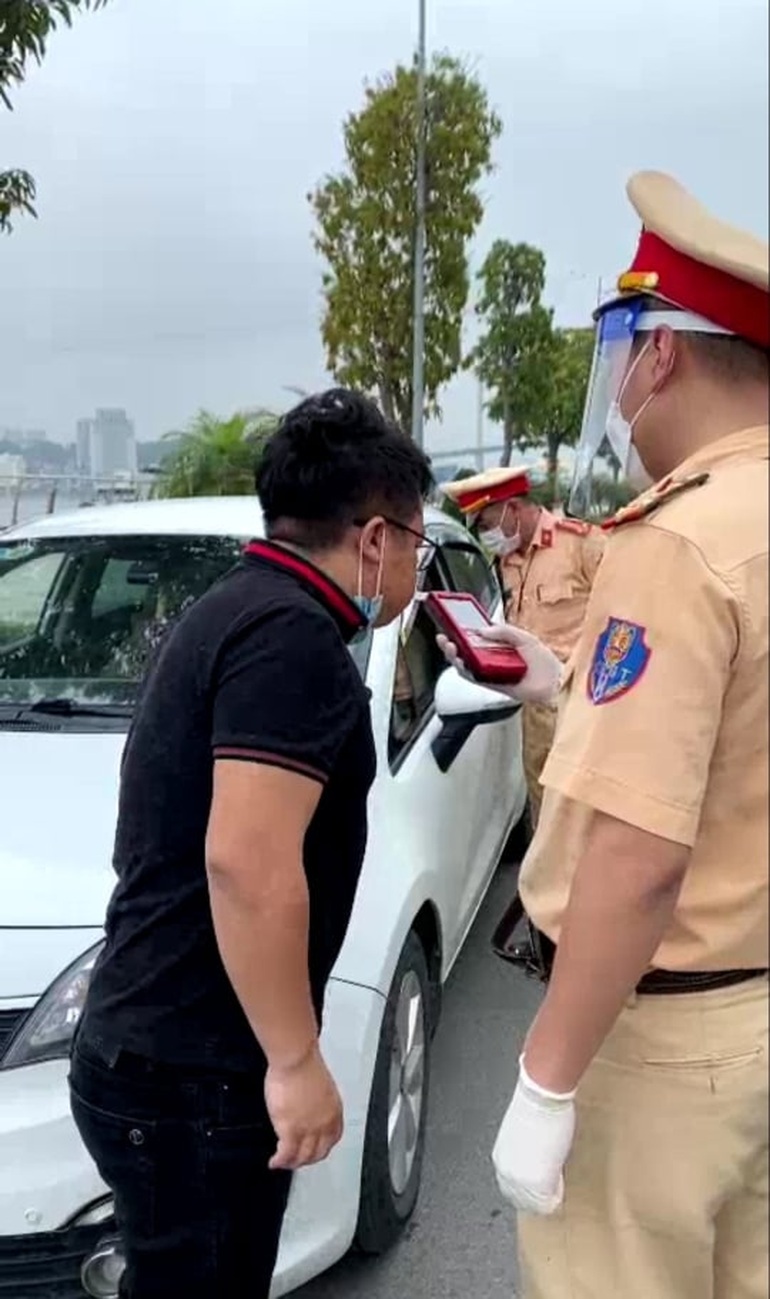 Bắt bài né CSGT của tài xế vi phạm nồng độ cồn - 2 Bắt bài né CSGT của tài xế vi phạm nồng độ cồn - 2