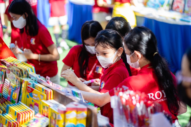 Royal School tổ chức ngày hội Sáng tạo khoa học, thổi bùng đam mê cho học sinh - 5 Royal School tổ chức ngày hội Sáng tạo khoa học, thổi bùng đam mê cho học sinh - 5