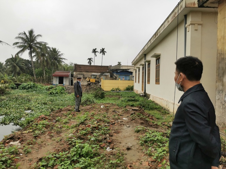 Nhóm côn đồ ném mắm tôm vào nhà trưởng thôn vì bị ngăn san lấp đất công - 1 Nhóm côn đồ ném mắm tôm vào nhà trưởng thôn vì bị ngăn san lấp đất công - 1