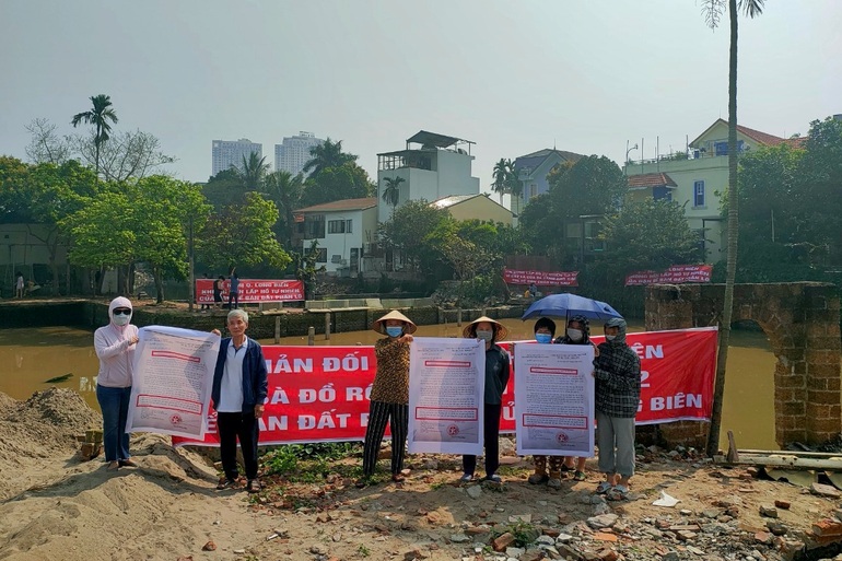 Dân phản ứng gay gắt, Long Biên tạm dừng san lấp hồ tự nhiên để đối thoại - 4 Dân phản ứng gay gắt, Long Biên tạm dừng san lấp hồ tự nhiên để đối thoại - 4