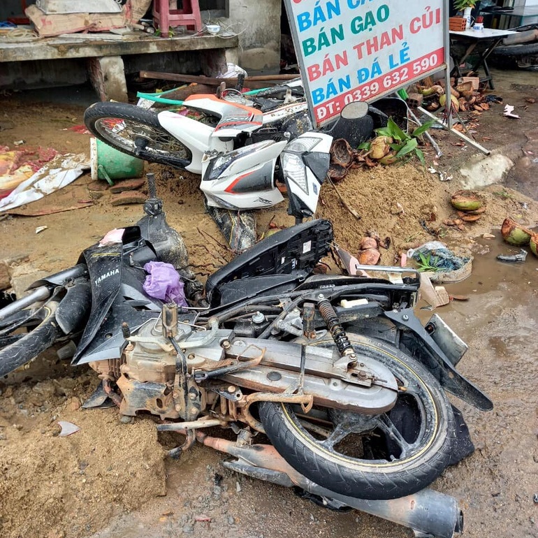Tài xế ô tô tải mất lái hất văng nhiều xe máy trên quốc lộ 1A - 2 Tài xế ô tô tải mất lái hất văng nhiều xe máy trên quốc lộ 1A - 2