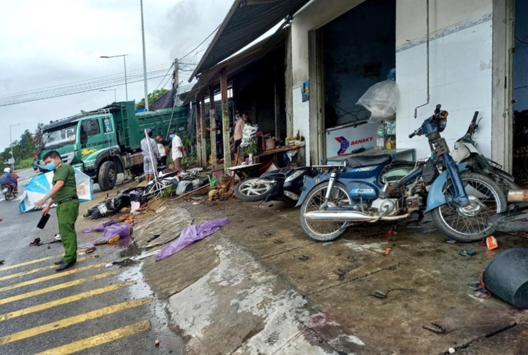 Tài xế ô tô tải mất lái hất văng nhiều xe máy trên quốc lộ 1A - 1 Tài xế ô tô tải mất lái hất văng nhiều xe máy trên quốc lộ 1A - 1