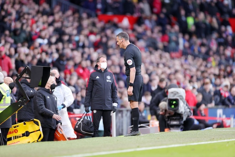 Vắng Ronaldo, Man Utd thoát thua Leicester nhờ VAR - 5