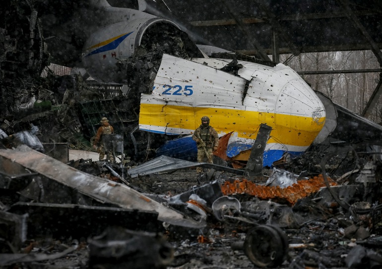 Cận cảnh máy bay vận tải lớn nhất thế giới bị phá hủy ở sân bay Ukraine - 1