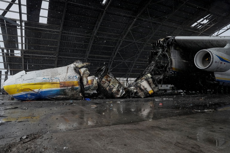 Cận cảnh máy bay vận tải lớn nhất thế giới bị phá hủy ở sân bay Ukraine - 5