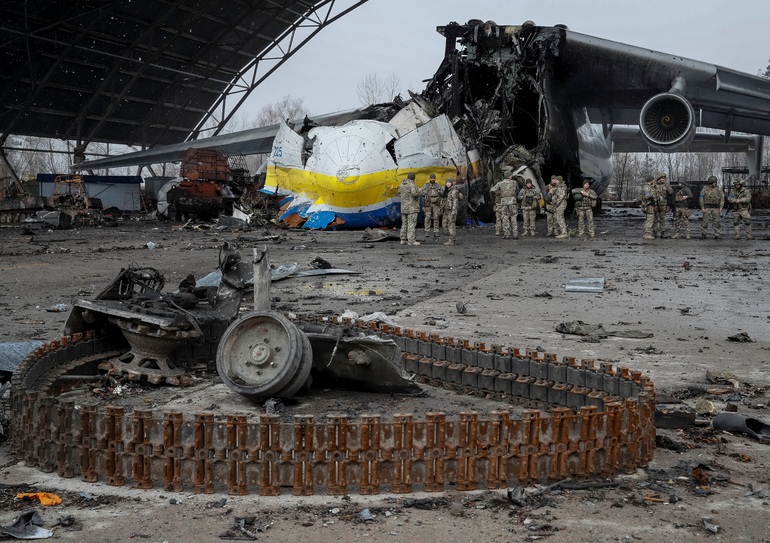 Cận cảnh máy bay vận tải lớn nhất thế giới bị phá hủy ở sân bay Ukraine - 6