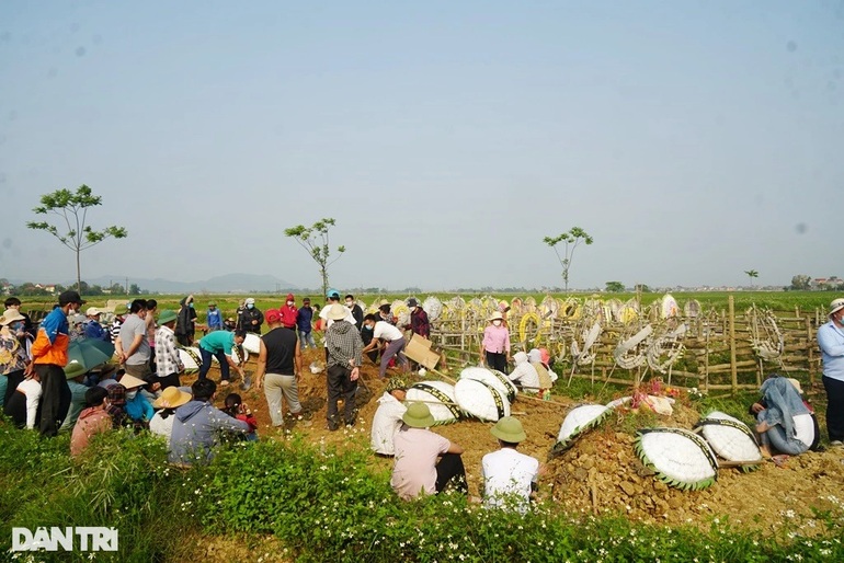Tang thương cảnh một chiếc xe tang quay vòng đưa 5 nữ sinh ra nghĩa trang - 1