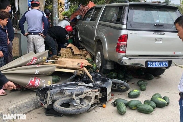 Khởi tố vụ xe biển xanh chở đoàn công tác ra sân bay gây tai nạn liên hoàn - 2 Khởi tố vụ xe biển xanh chở đoàn công tác ra sân bay gây tai nạn liên hoàn - 2