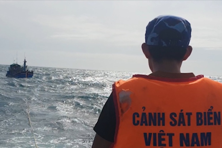 Giải cứu kịp thời 3 ngư dân trên tàu nguy cơ bị sóng biển đánh chìm - 2 Giải cứu kịp thời 3 ngư dân trên tàu nguy cơ bị sóng biển đánh chìm - 2