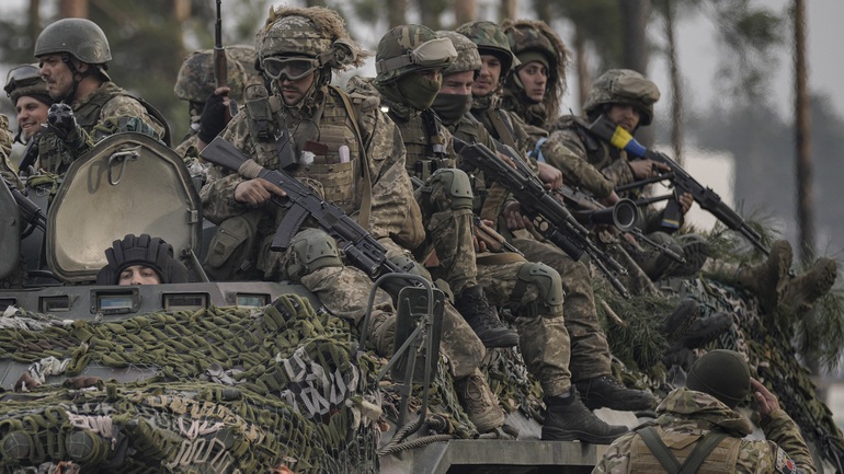 Ukraine cảnh báo trận chiến lớn ở miền Đông, hối thúc NATO chuyển vũ khí - 1
