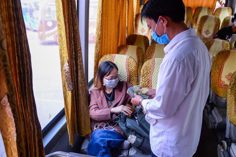 Dòng người đổ về quê nghỉ lễ, nhà xe vẫn sốt ruột kêu ế khách - 5 Dòng người đổ về quê nghỉ lễ, nhà xe vẫn sốt ruột kêu ế khách - 5
