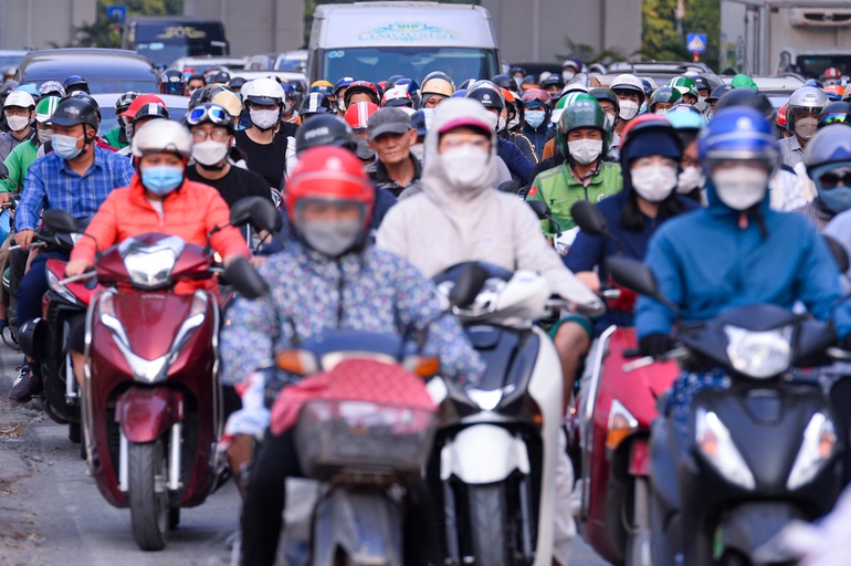 Dòng người đổ về quê nghỉ lễ, nhà xe vẫn sốt ruột kêu ế khách - 6 Dòng người đổ về quê nghỉ lễ, nhà xe vẫn sốt ruột kêu ế khách - 6