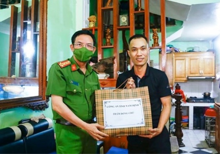 Đại úy công an bị thương vẫn quyết truy bắt nhóm tội phạm - 1 Đại úy công an bị thương vẫn quyết truy bắt nhóm tội phạm - 1