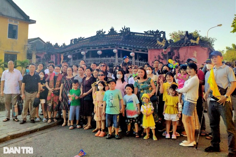 Hàng nghìn du khách đổ về Hội An ngày nghỉ lễ Giỗ Tổ Hùng Vương - 3 Hàng nghìn du khách đổ về Hội An ngày nghỉ lễ Giỗ Tổ Hùng Vương - 3