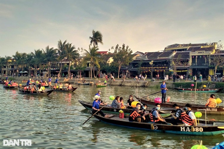 Hàng nghìn du khách đổ về Hội An ngày nghỉ lễ Giỗ Tổ Hùng Vương - 6 Hàng nghìn du khách đổ về Hội An ngày nghỉ lễ Giỗ Tổ Hùng Vương - 6