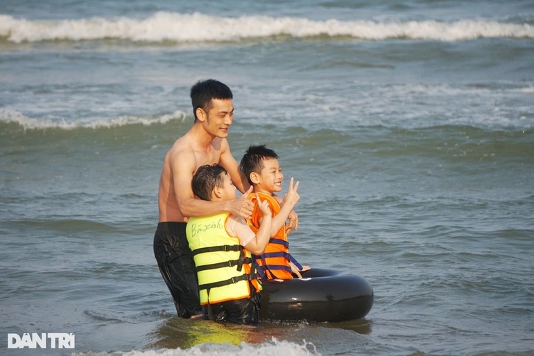 Biển Sầm Sơn ken đặc người dịp Giỗ Tổ Hùng Vương - 5 Biển Sầm Sơn ken đặc người dịp Giỗ Tổ Hùng Vương - 5