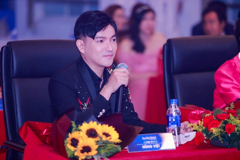 NSND Việt Anh bất ngờ chấm thi người mẫu