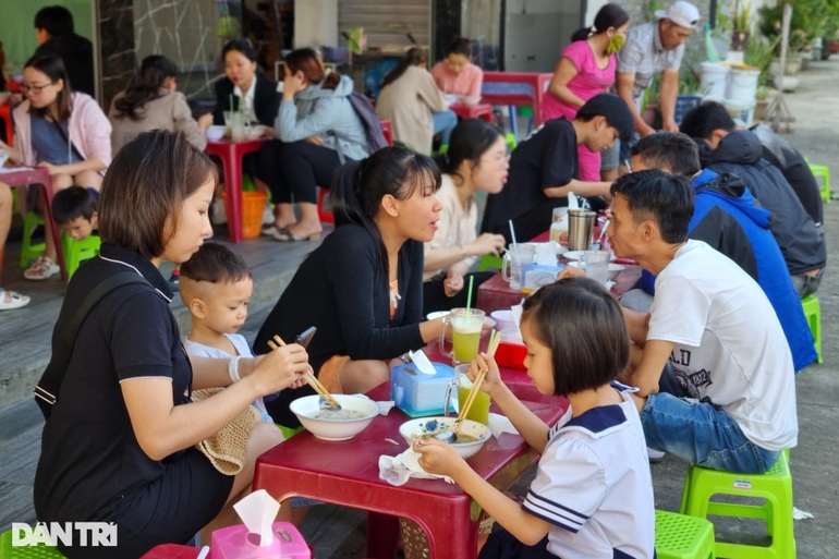 Lạ lùng quán bánh canh "ruộng" khách tự phục vụ, mỗi chiều bán cả nghìn tô | Báo Dân trí 9 Lạ lùng quán bánh canh ruộng khách tự phục vụ, mỗi chiều bán cả nghìn tô - 1