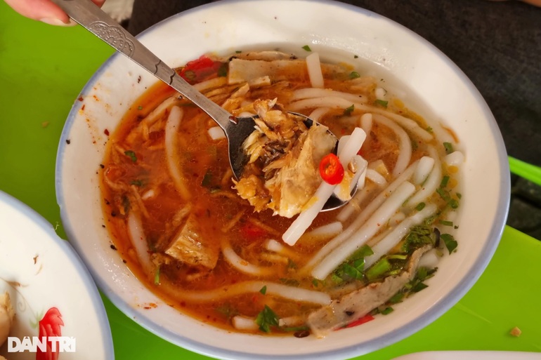 Lạ lùng quán bánh canh "ruộng" khách tự phục vụ, mỗi chiều bán cả nghìn tô | Báo Dân trí 11 Lạ lùng quán bánh canh ruộng khách tự phục vụ, mỗi chiều bán cả nghìn tô - 3