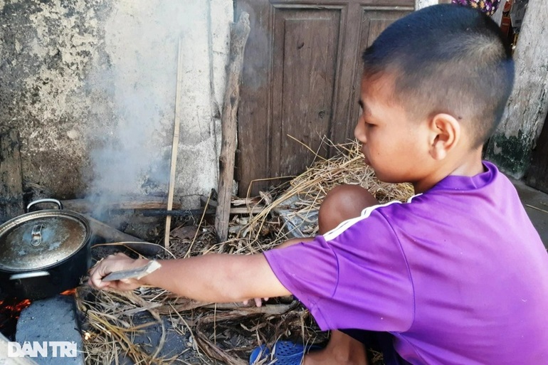 Rớt nước mắt cảnh cậu bé không cha, mò cua bắt ốc nuôi mẹ tâm thần - 3