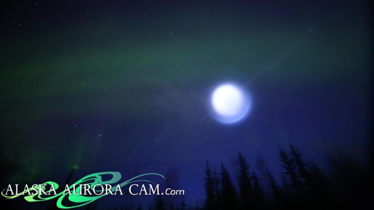 Khoa học giải mã hiện tượng UFO phát sáng, lao xuống bầu trời ở Alaska - 1