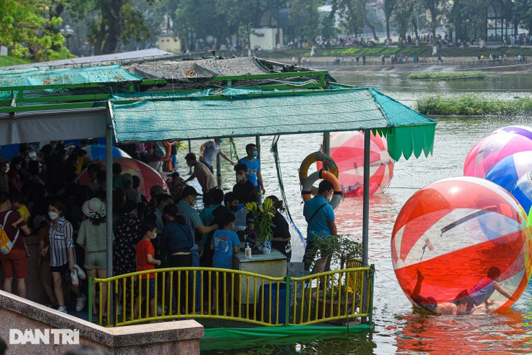 Công viên Hà Nội: Dòng người kín đặc, bố mẹ cõng con mệt phờ - 9 Công viên Hà Nội: Dòng người kín đặc, bố mẹ cõng con mệt phờ - 9