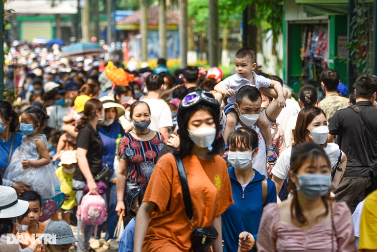 Công viên Hà Nội: Dòng người kín đặc, bố mẹ cõng con mệt phờ - 4 Công viên Hà Nội: Dòng người kín đặc, bố mẹ cõng con mệt phờ - 4