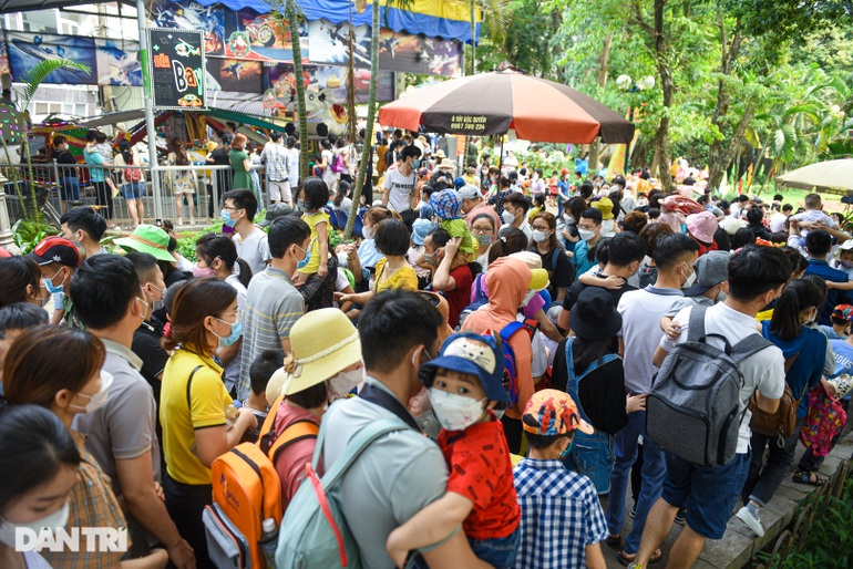 Công viên Hà Nội: Dòng người kín đặc, bố mẹ cõng con mệt phờ - 3 Công viên Hà Nội: Dòng người kín đặc, bố mẹ cõng con mệt phờ - 3