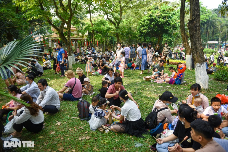 Công viên Hà Nội: Dòng người kín đặc, bố mẹ cõng con mệt phờ - 11 Công viên Hà Nội: Dòng người kín đặc, bố mẹ cõng con mệt phờ - 11